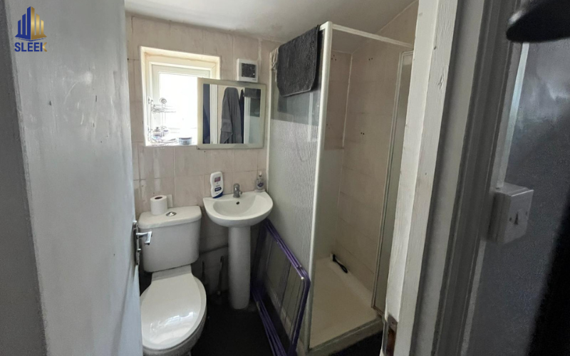  141 High Road 06 Bed House