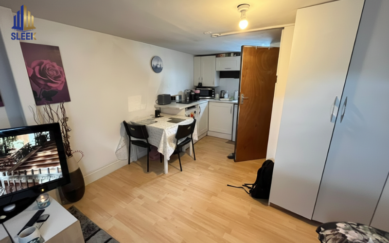  141 High Road 06 Bed House