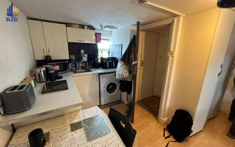  141 High Road 06 Bed House